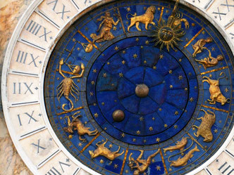 Blaue Uhr mit Sternzeichen am Uhrturm am Markusplatz in Venedig in Italien